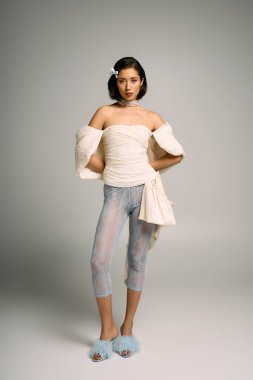 Genç gelin, modern bir ortamda şık bir gelinlik sergilerken güzellik ve neşe saçıyor..