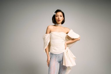 Genç bir gelin kutlamasına hazırlanırken eşsiz bir gelinlik içinde güzelliğini sergiliyor.