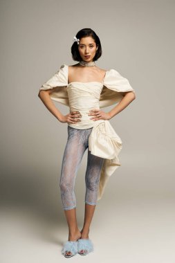 Genç bir gelin, gelenekle modernliği harmanlayan eşsiz bir kıyafet giyer..