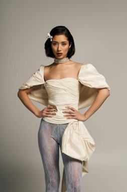 Güzel bir gelin eşsiz bir moda sergiliyor. Gelenek ve modernliği harmanlıyor, neşe saçıyor..