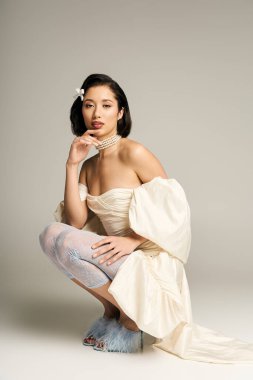 Çekici genç bir gelin, bir stüdyoda zarif aksesuarlarıyla gösteriş yapar..