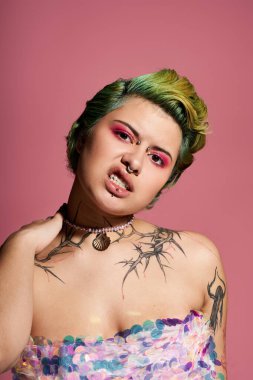 Genç bir kadın benzersizliğini cesur bir makyajla ve çarpıcı bir kıyafetle sergiliyor..