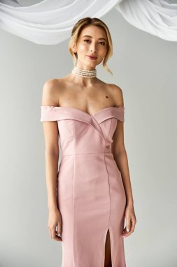 Genç bir kadın güzel pembe elbisesiyle özel gününün tadını çıkarır.