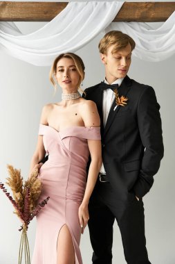Genç bir çift baharda aşkı, gelinin pembe elbisesi ve güzel dekoruyla kutluyor..