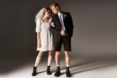 Neşeli bir çift, modern düğün tarzlarıyla bahar için mükemmel giyinmiş hassas bir anı paylaşır..