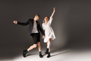 Neşeli bir çift birlikte dans eder, düğünlerini güzel bir bahar atmosferinde kutlarlar..