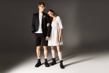 Genç bir çift, güzel bir bahar ortamında bir arada durur, aşklarını kutlarlar..