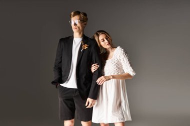 Genç bir çift, bahar düğünü için şık giyinerek aşklarını kutluyor..