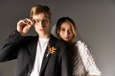 Parlak bir bahar günü, birbirine aşık bir çifti yakalar, neşeyle parlar ve şık bir şekilde kutlar..