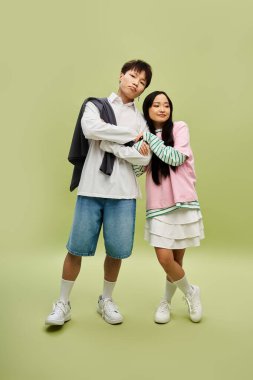 Moda kıyafetleri içinde büyüleyici bir çift birbirlerine eşlik etmekten zevk alıyor, neşe ve romantizm saçıyor..