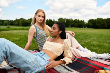 Parkta güneşli bir piknik sırasında iki genç kadın aşk ve neşe dolu bir anı paylaşıyor..
