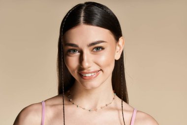 Neşeli genç bir kadın güneşli bir yaz gününün tadını çıkarırken güneşli bronzlaşır..