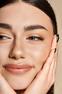 Neşeli genç bir kadın, güneşli tenini gösterirken yaz gününün tadını çıkarıyor..