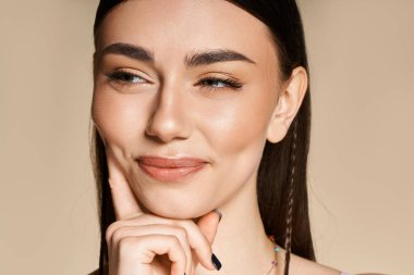 Güneşten bronzlaşmış genç bir kadın düşünceli bir şekilde gülümsüyor, yaz mevsimini kucaklıyor ve güneş güvenliğine çalışıyor..