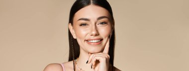 Güneş yanığı tenli genç bir kadın zarif bir şekilde gülümsüyor, yaz eğlencesi ve güneş koruması, afiş.