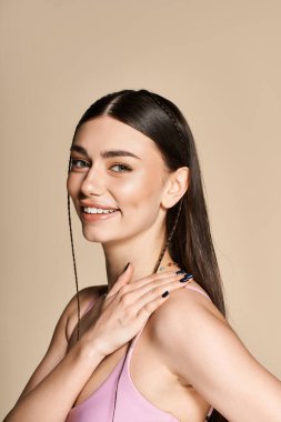 Genç bir kadın güneş yanığı teniyle mutluluk ve güven saçıyor, yaz eğlencesine hazır.