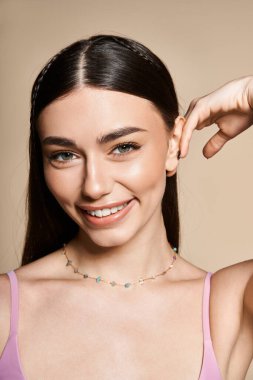 Güneş yanığı olan genç bir kadın yaz stili ve cilt bakımını yaparken mutluluk saçar..