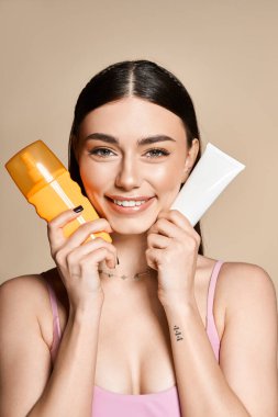 Genç bir kadın cildini korurken güneşli bir günün tadını çıkarmaya hazır SPF ürünleri bulundurur..