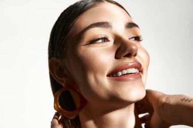 Güneş yanığı tenli genç bir kadın, yaz sıcaklığını kucaklayan neşe ve güzellik saçıyor..