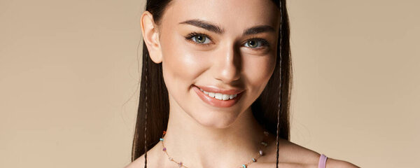 Красивая молодая женщина демонстрирует свою кожу, поцелованную солнцем, обнимая летние флюиды, баннер