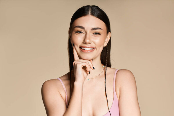 Молодая женщина с загорелым светом ярко улыбается, наслаждаясь летним теплом..