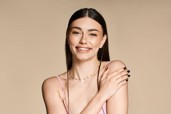 Молодая женщина наслаждается своим летним сиянием, когда она обнимает целованную солнцем кожу и ритуалы ухода за собой.