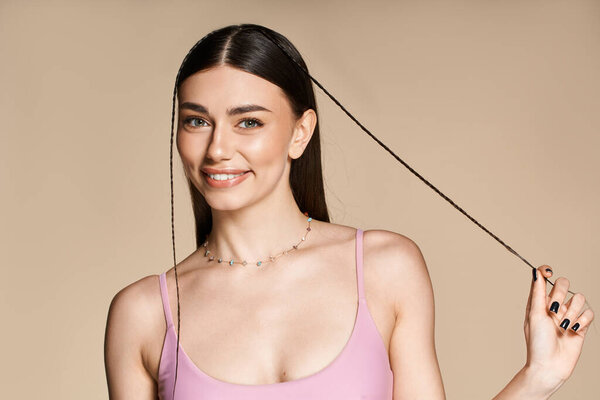 Яркий солнечный свет подчеркивает загар молодой женщины, когда она наслаждается беззаботным летним днем.