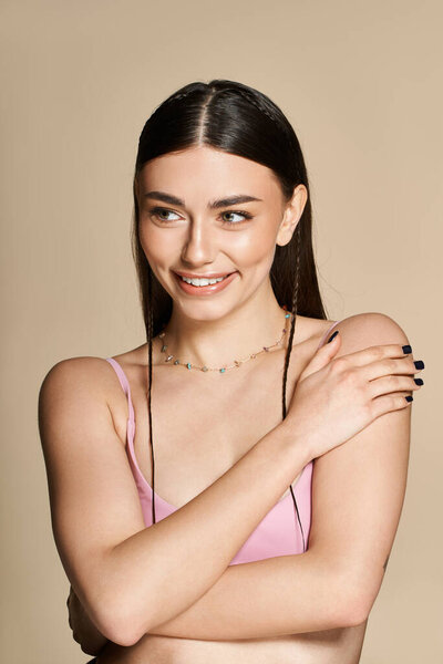 Молодая женщина наслаждается летними днями с пылающим загаром, демонстрируя уверенность и красоту.