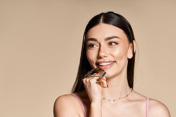 Яркий летний день с веселой молодой женщиной, демонстрирующей свои солнечные светящиеся и стильные солнечные очки.