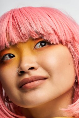 Canlı saç ve makyaj bu Asyalı genç kadının eşsiz güzelliğini ve yaratıcılığını vurguluyor..