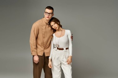 Sevgi dolu bir gelin ve damat zarif bir stüdyoda kucaklaşır, romantizm saçar..