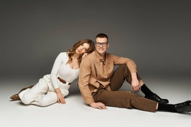 Güzel gelin ve damat şık bir stüdyoda sevgi ve zarafetle poz verirler..