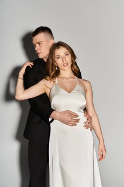 Genç çift tutkuyla kucaklaşır, aşklarını ve zarafetlerini bir romantizm anında sergilerler..