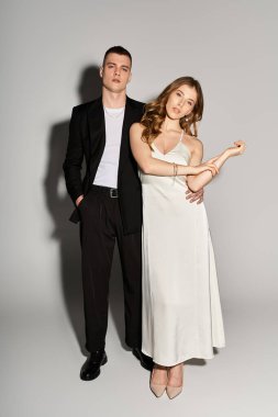 Güzel bir gelin ve damat birlikte durur, güzel bir ortamda romantizm ve zarafet yayarlar..