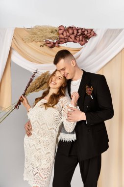 Güzel gelin ve yakışıklı damat büyüleyici bir dekor ve aşkla çevrili neşeli bir anı paylaşıyor..