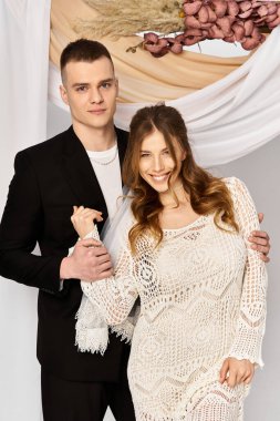 Neşeli bir gelin ve damat şık, romantik bir mekanda birlikte parlıyor..