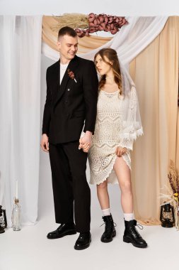 Süslü bir takım elbise içinde güzel bir gelin ve damat bir neşe ve romantizm anı paylaşır..