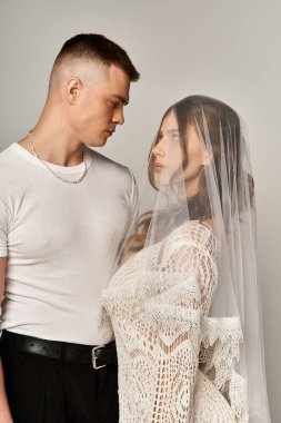 Güzel gelin ve damat samimi ve zarif bir ortamda birbirlerine sevgi dolu bakışlar atıyor..