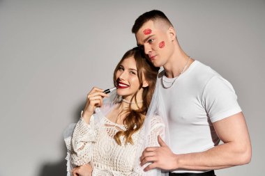 Neşeli gelin ve damat, romantik ruj izleriyle tatlı bir anı paylaşıyor..