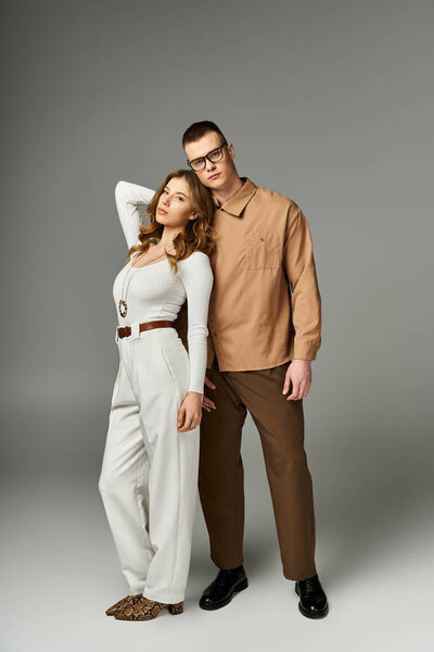 Красивые невеста и жених обнимают элегантность и романтику в своих стильных нарядах, демонстрируя любовь.