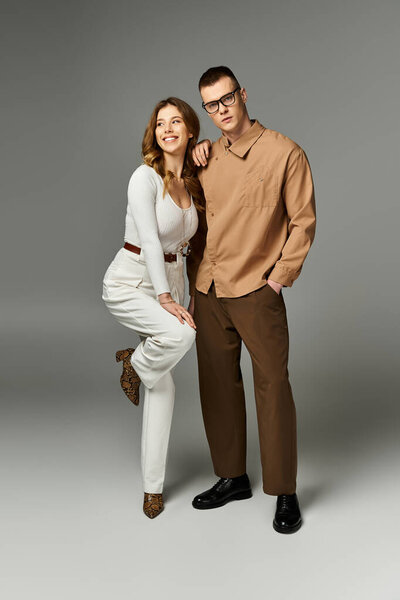 Молодая пара воплощает любовь и радость в своей элегантной одежде в прекрасной обстановке.