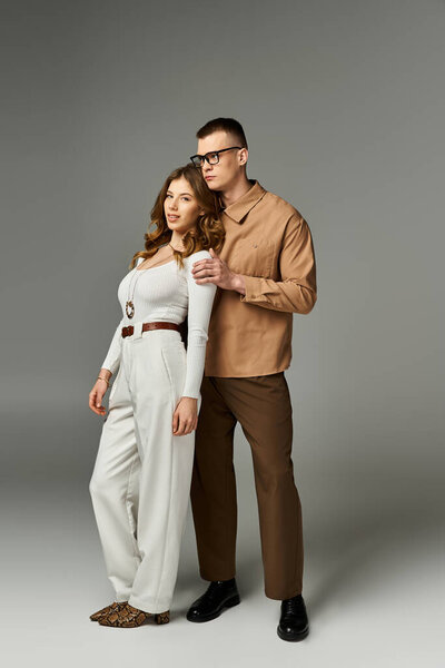 Красивая невеста и жених излучают радость, стоя рядом в стильной обстановке.