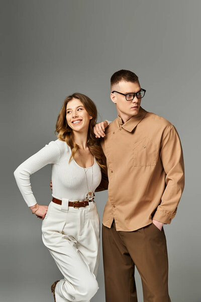 Потрясающие жених и невеста празднуют романтику и элегантность в радостных объятиях.