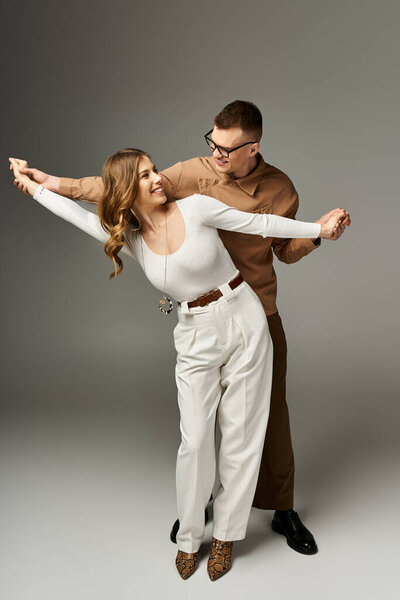 Прекрасные невеста и жених разделяют смех и радость в интимном моменте в их особый день.