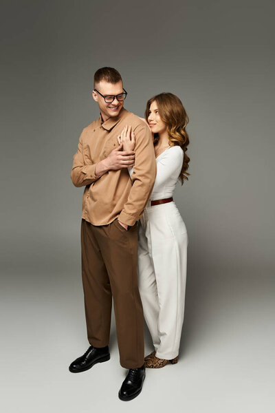 Красивая пара стоит рядом, излучая элегантность и романтику в общий момент радости.