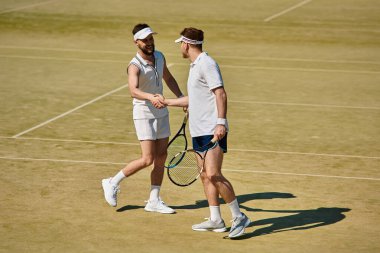 İki yetenekli oyuncu neşe dolu bir tenis maçında, kortta bir noktadan sonra el sıkışıyorlar..