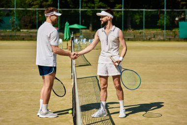 İki erkek, spora ve birbirlerine olan sevgilerini kutlamak için keyifli bir tenis anının tadını çıkarırlar..