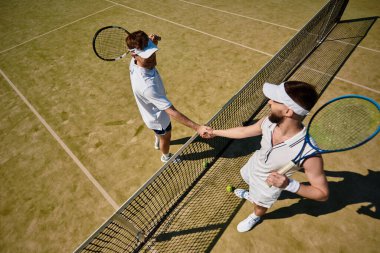 İki yetenekli adam yoğun bir yaz tenis maçında yetenek ve sportmenlik göstererek yarışıyor..