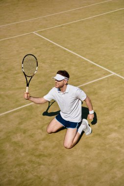 Yetenekli bir oyuncu, güneşli bir kortta spor giyim kuşamlarıyla dinamik bir tenis hareketi yapar..