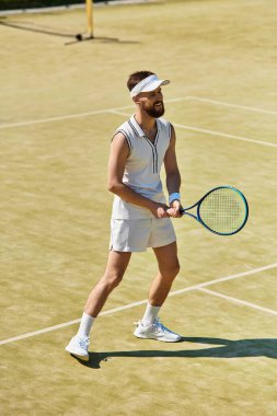 Beyaz spor giyim sektöründe yetenekli bir oyuncu yeteneğini güneşin altında tenis kortunda sergiliyor..